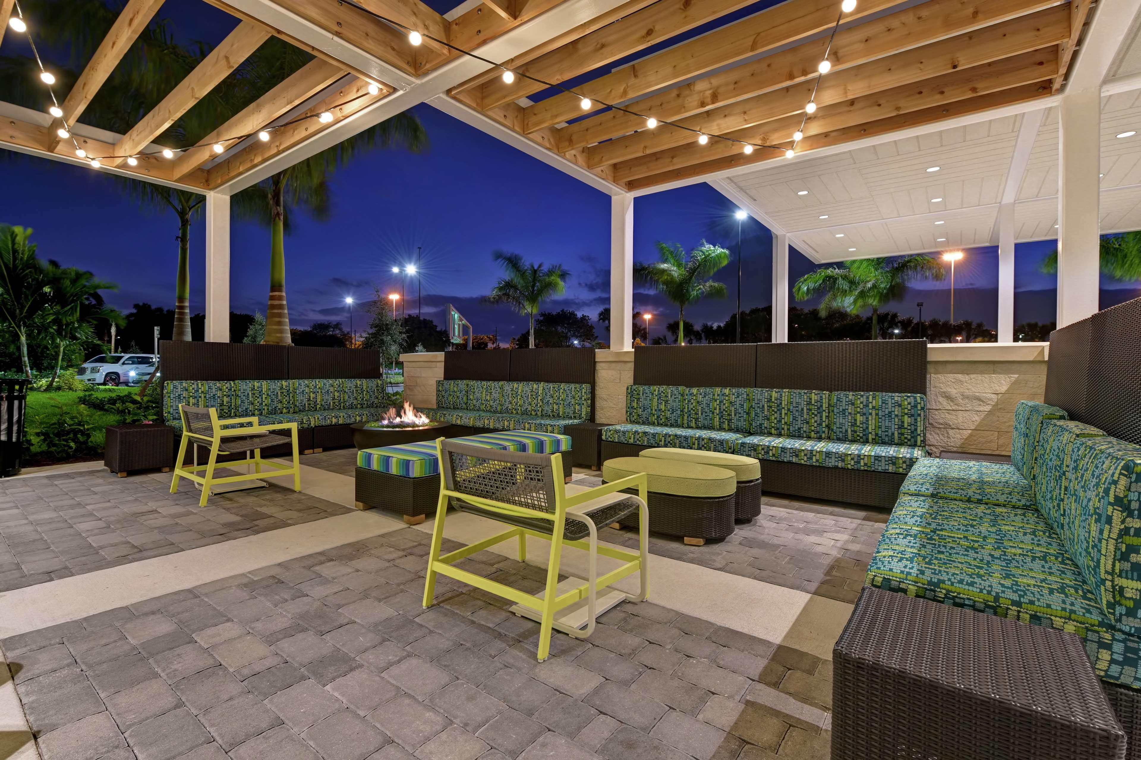 Home2 Suites By Hilton West Palm Beach Airport Cloud Lake Exterior photo